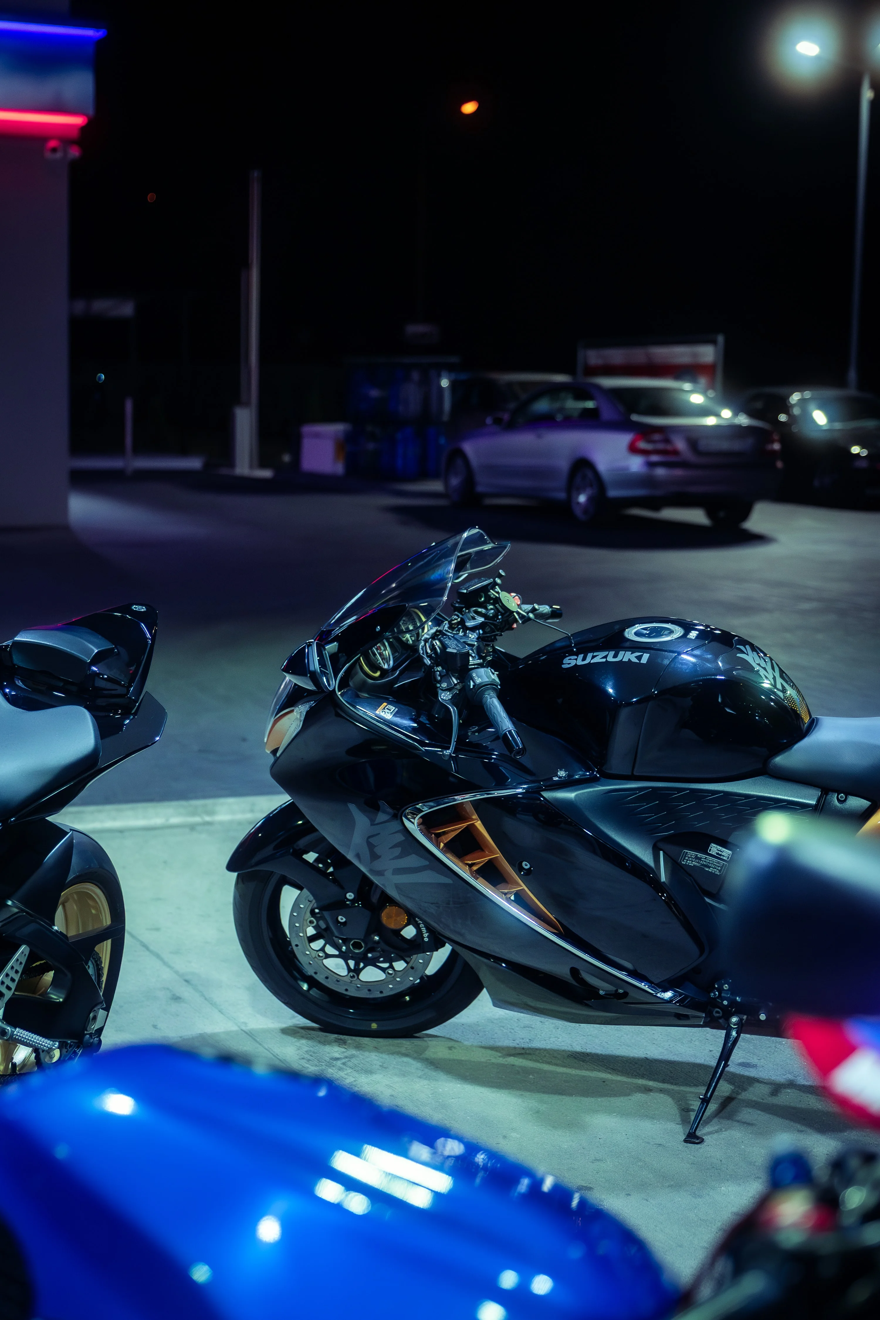 Motocykl sportowy na stacji benzynowej nocą
