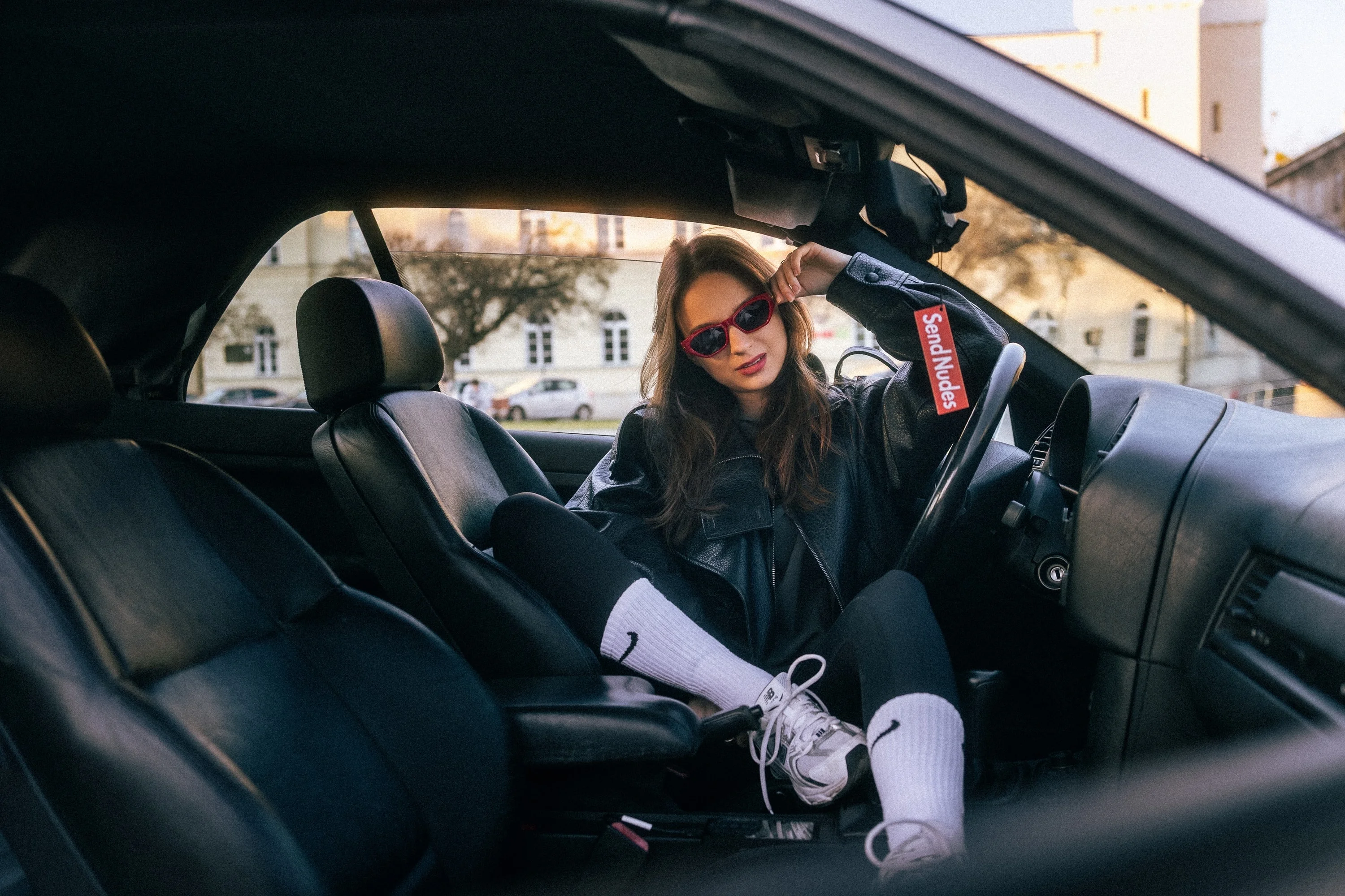 Kobieta we wnętrzu białego BMW E36 Cabrio