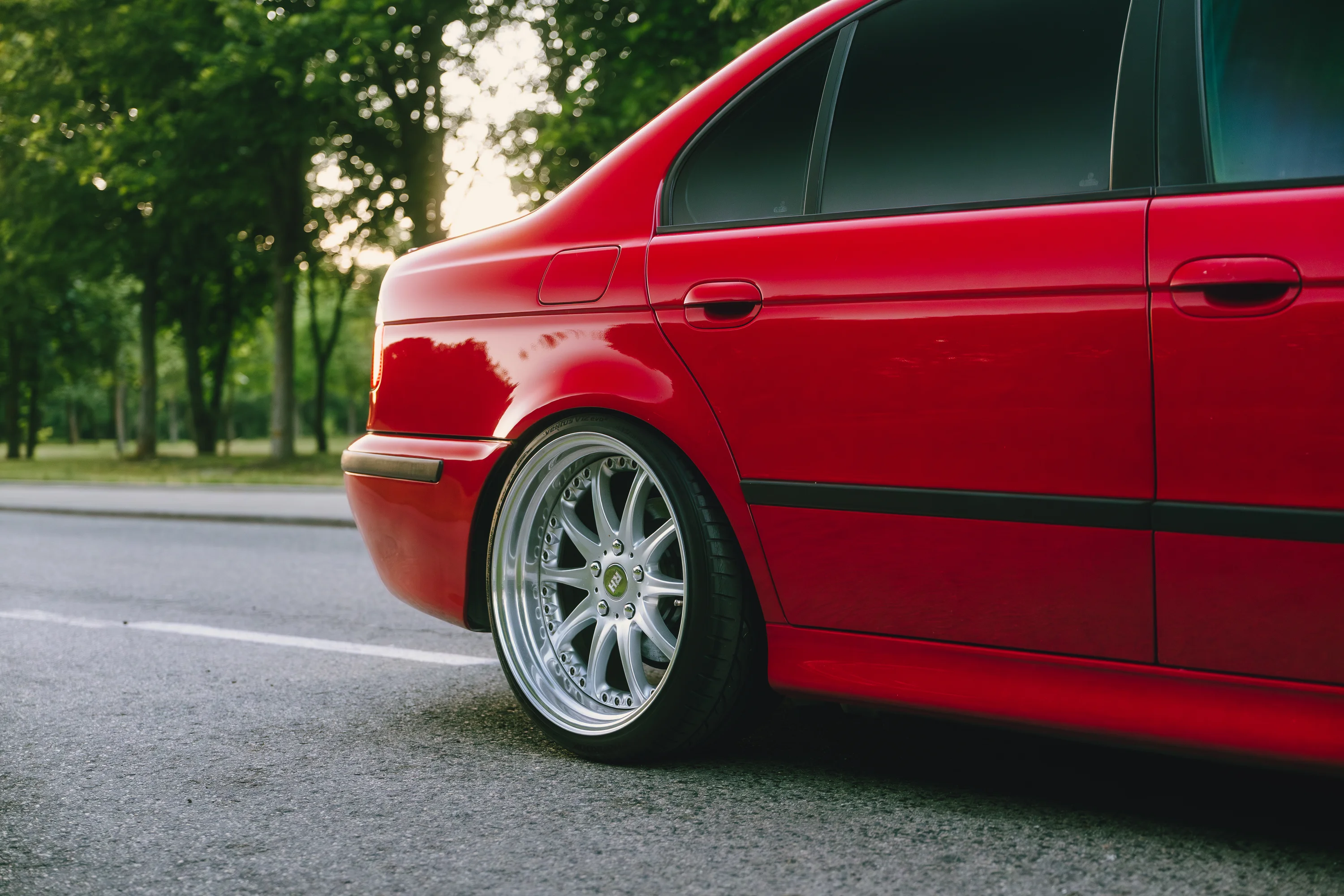 Detal tylnego koła czerwonego BMW E39