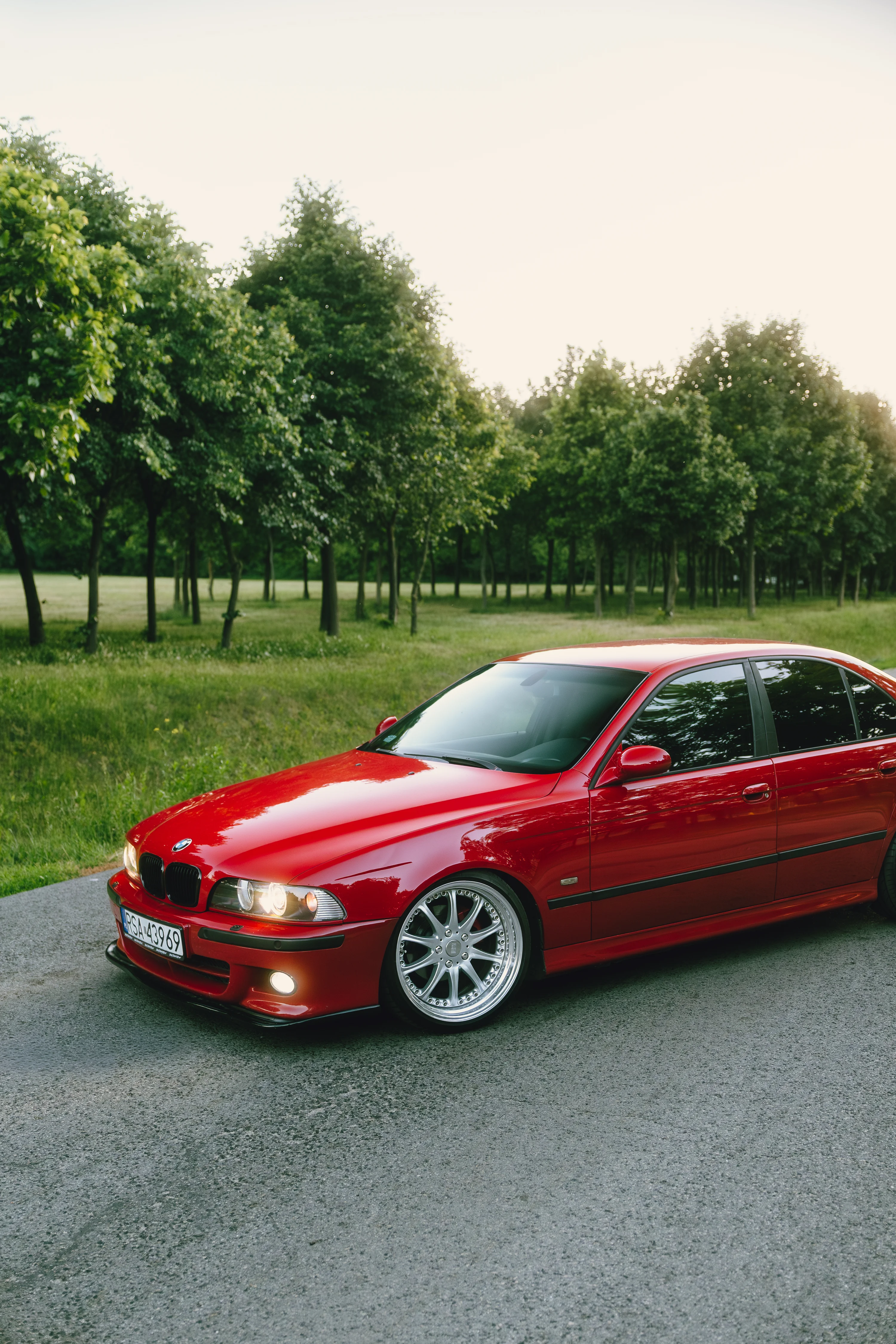 Czerwone BMW E39 sfotografowane z przodu