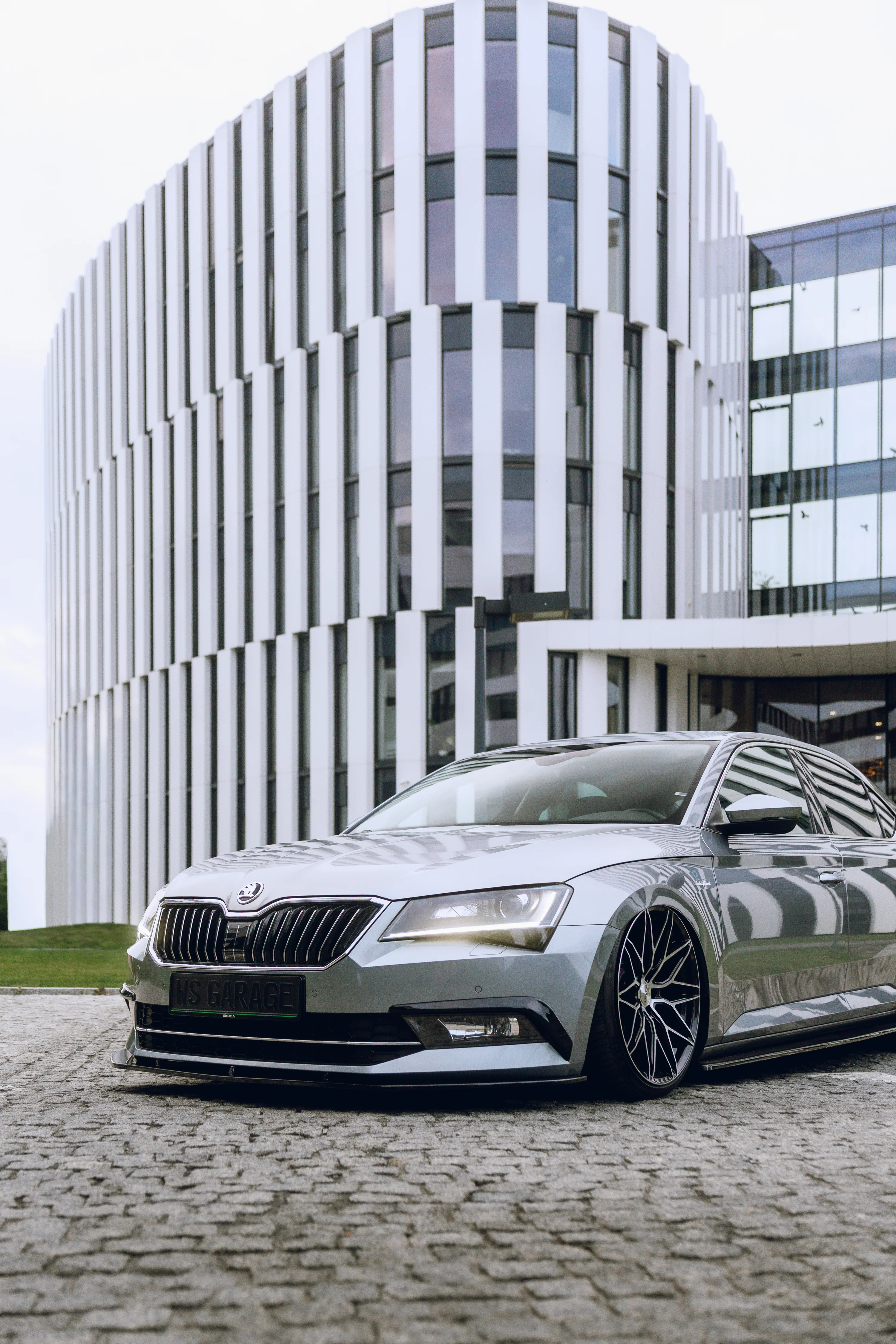 Škoda Superb sfotografowana z przodu