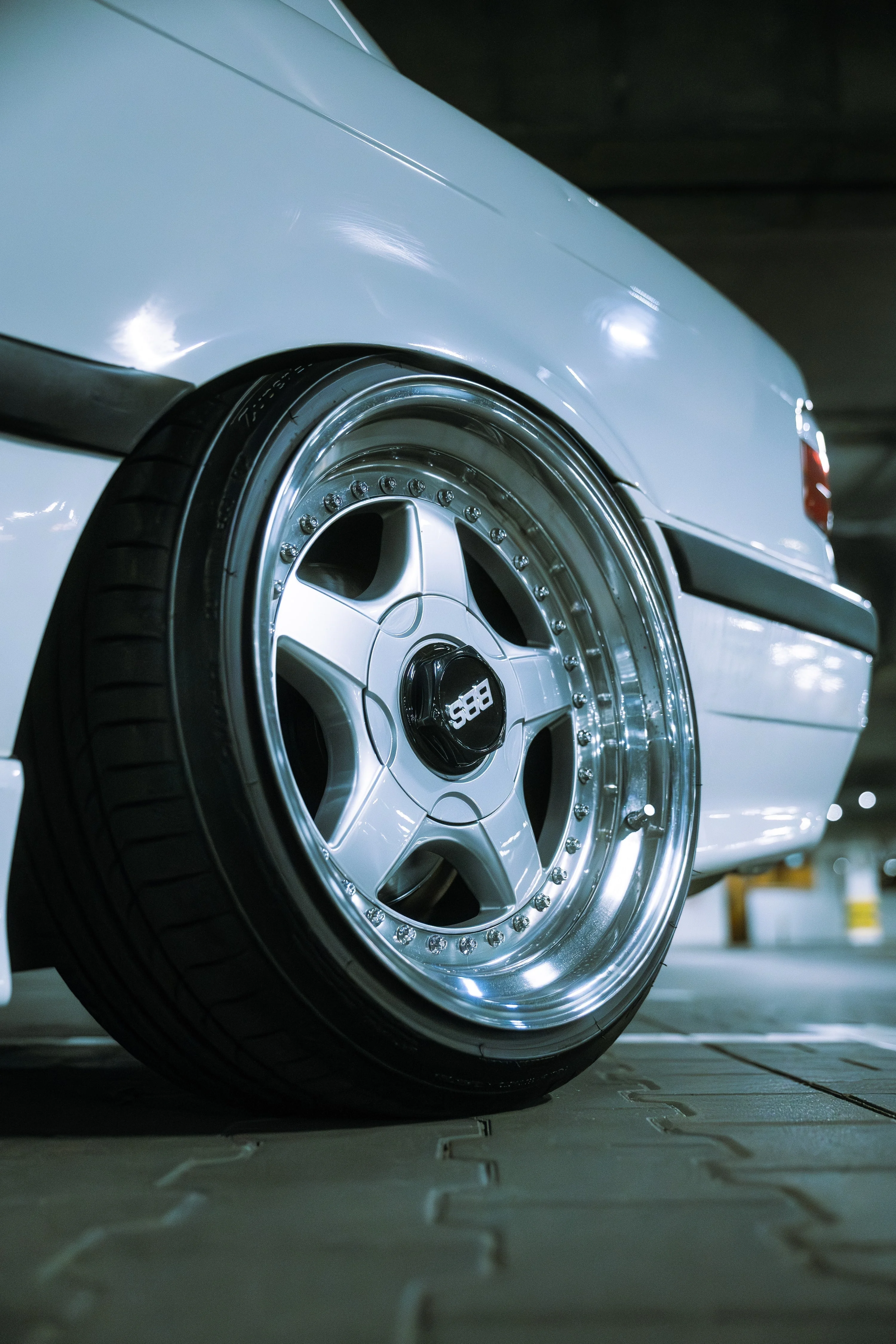 Białe BMW E36 w garażu