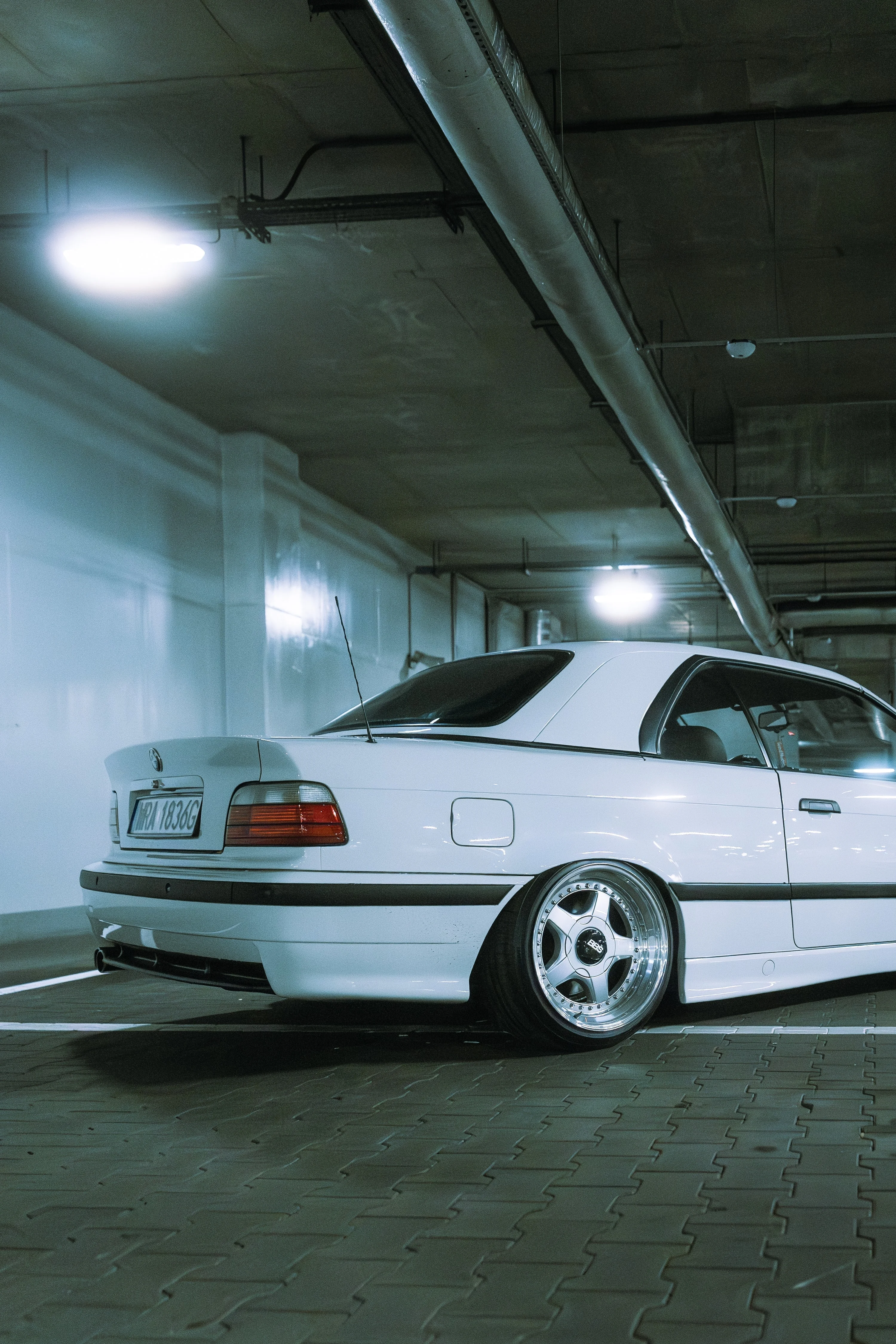 Białe BMW E36 sfotografowane z tyłu