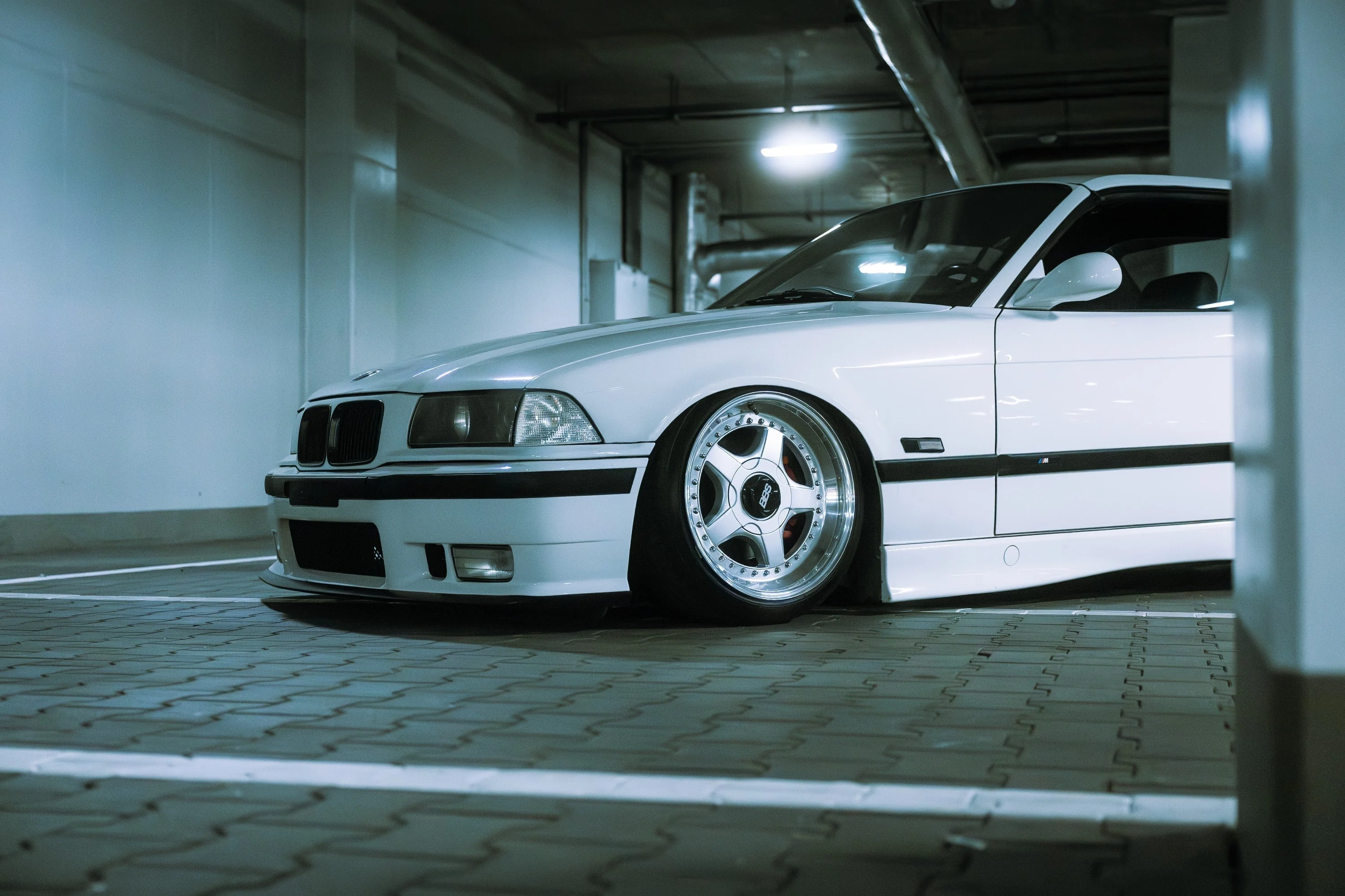 Felga BBS RF i zawieszenie airride w białym BMW E36